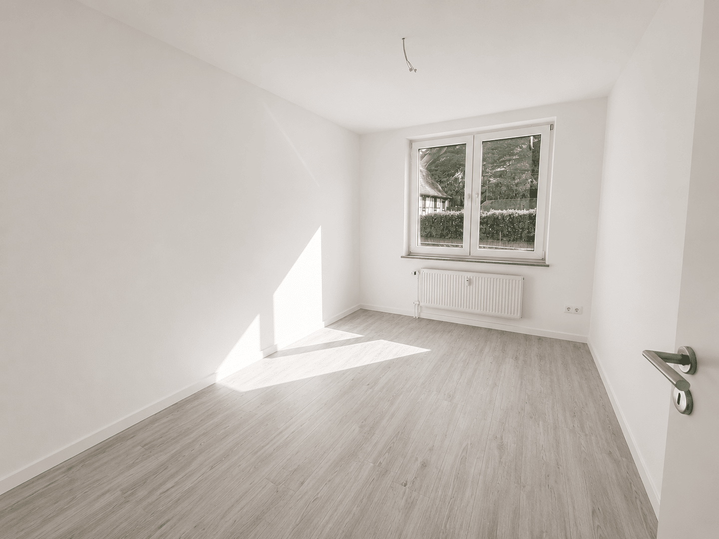 Bezugsbereite 4-Zimmer-Wohnung im Erdgeschoss – frisch umgebaut und vielseitig nutzbar – 1324 Dresden – Vorschaubild 3