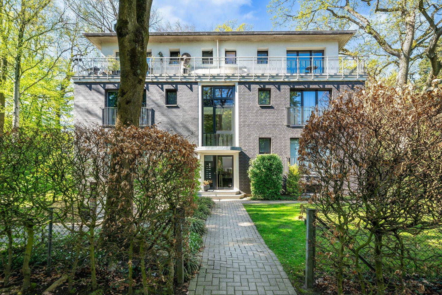 Grüne Oase in zentraler Lage mit eigenem Gartenanteil und Tiefgarage – 22043 Hamburg – Vorschaubild 3