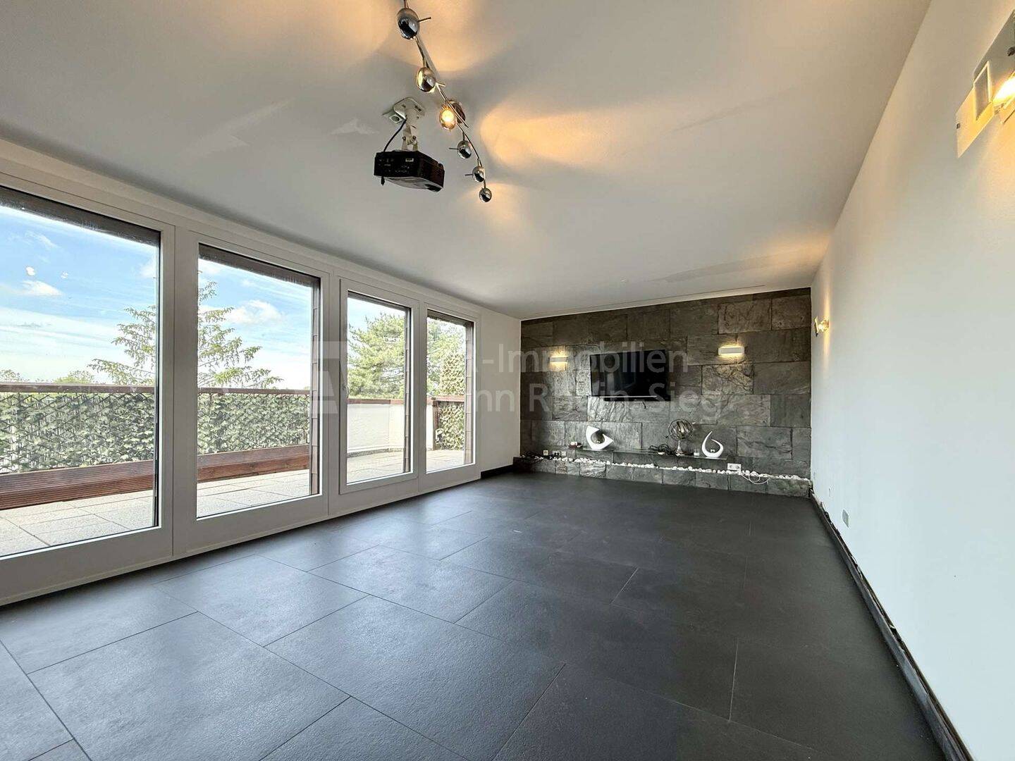 Zentral. Modern. Besonders. – Hochwertige Eigentumswohnung mit traumhafter Terrasse! – 53117 Bonn – Vorschaubild 3