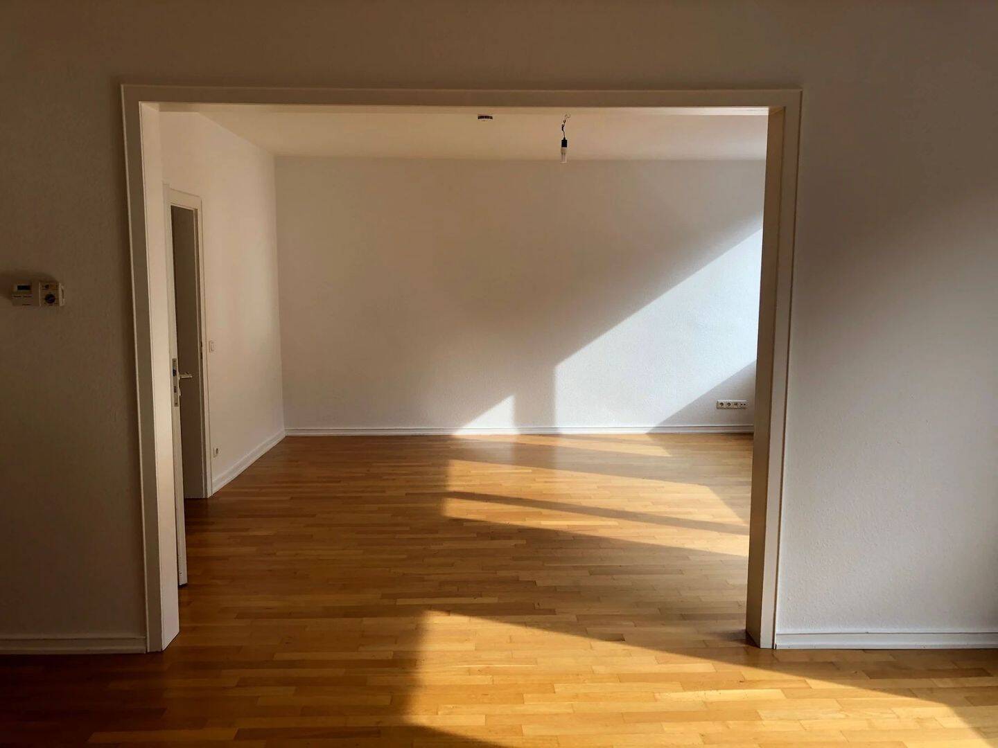 Lichtdurchflutete, großzügige 3-Zimmerwohnung mit Balkon und Parkett -nur schriftliche Anfragen – – 50672 Köln – Vorschaubild 3