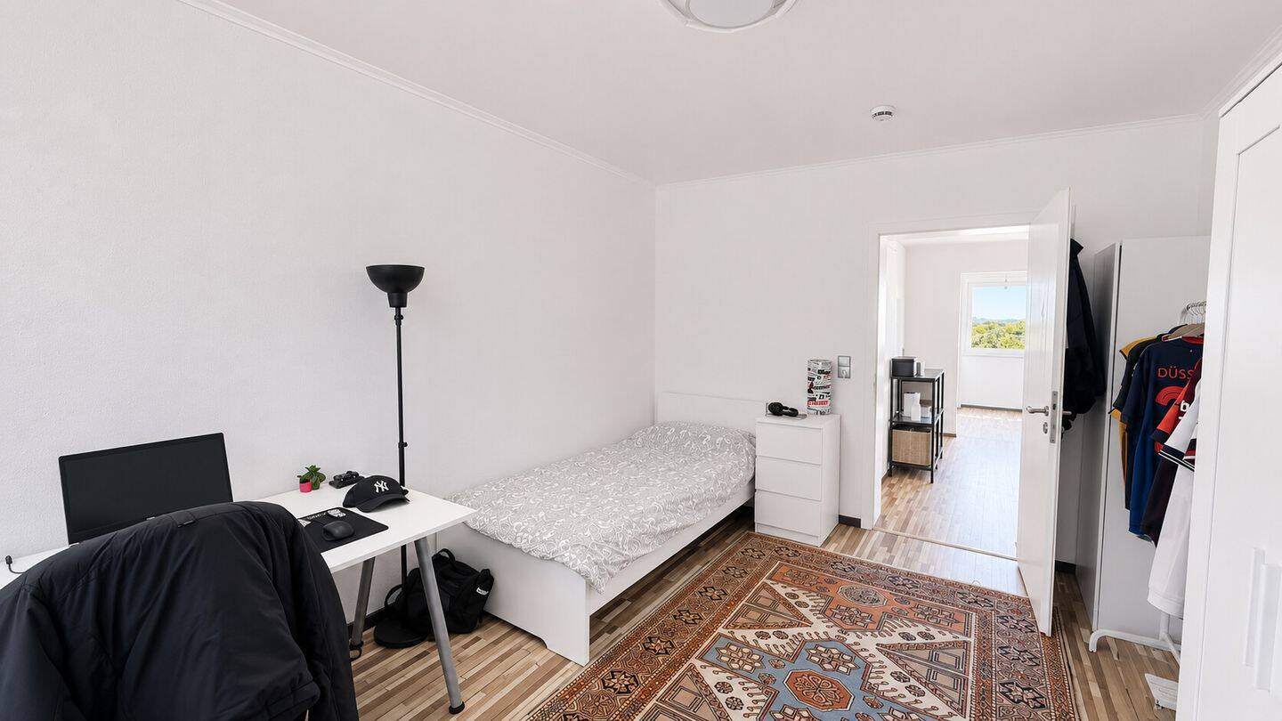 Lichtdurchflutete 3-Zimmer-Wohnung mit Balkon, Garage und Aufzug in D’dorf-Lichtenbroich – 40472 Düsseldorf – Vorschaubild 3