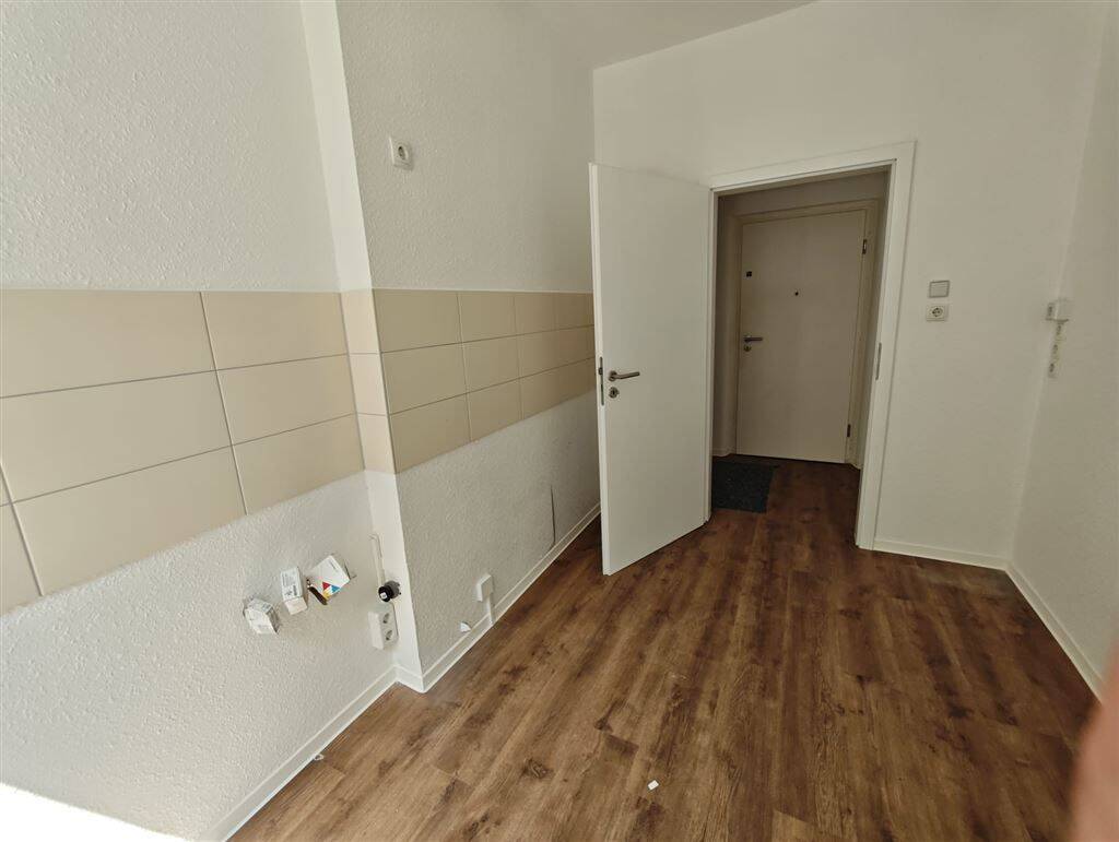 *Neusanierte und großzügige 2-Zimmer mit Laminat und Wannenbad in schöner Lage* – Chemnitz – Vorschaubild 3
