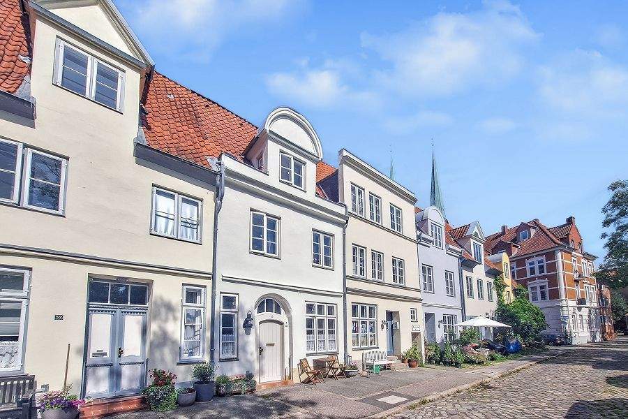 Mit malerischem Wasserblick! Stilvolles Altstadthaus in begehrter Wohnlage auf der Altstadtinsel! – 23552 Lübeck – Vorschaubild 3