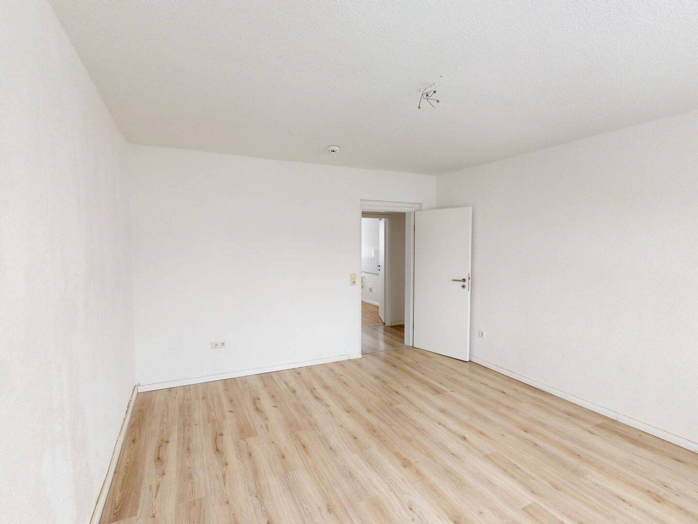 Ihr neues Wohlfühlzuhause: Helle 3-Zimmer-Wohnung mit Wannenbad – 6886 Wittenberg – Vorschaubild 3