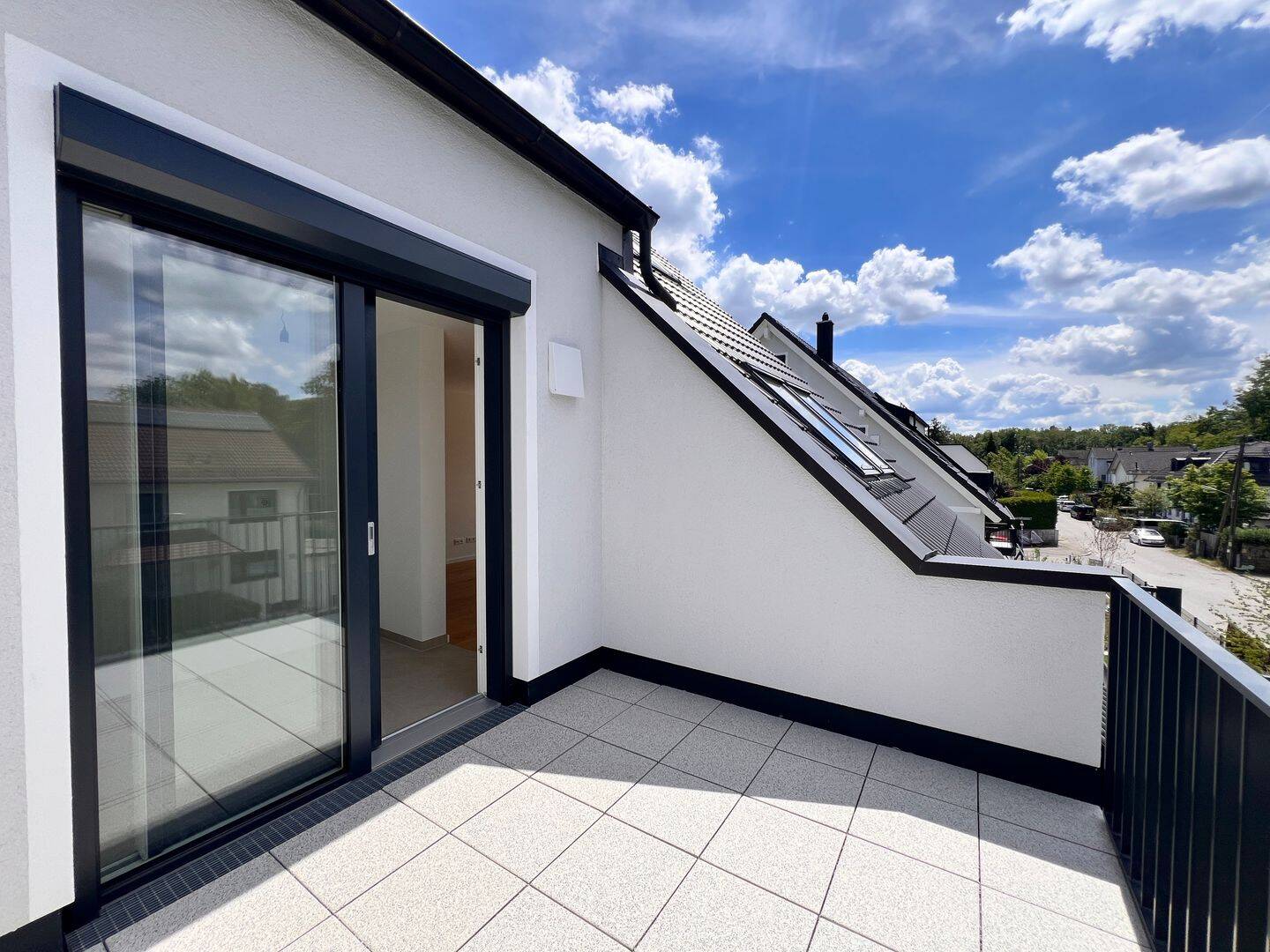 NEUBAU-DG-Wohnung über zwei Etagen mit ausgebautem Speicher (Studio), sonniger Dachterrasse + Balkon – 80995 München – Vorschaubild 3