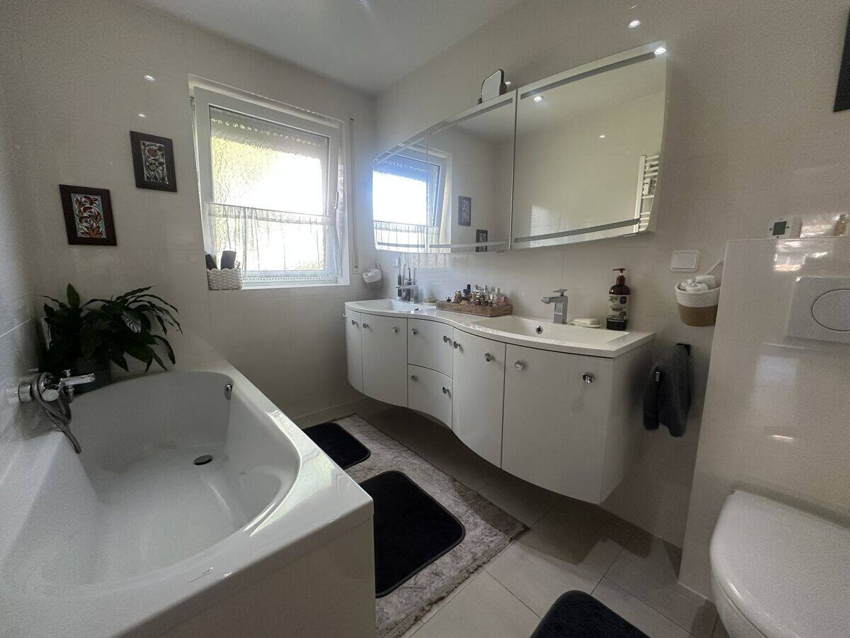 Familienfreundliche 4-Zimmer-Eigentumswohnung mit Terrasse, Gartenanteil, Garage und Keller – 63071 Offenbach am Main – Vorschaubild 3