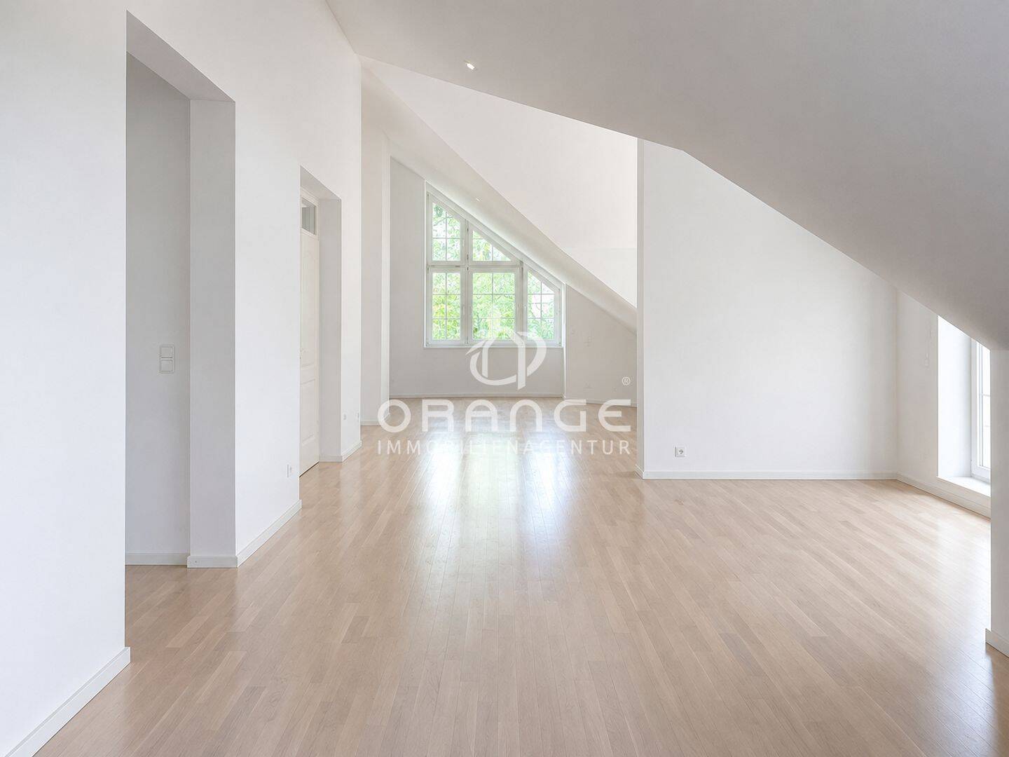 *** Viel Raum für Ihre Wohnideen: 132 m² Dachgeschosswohnung + Hobbyraum in ruhiger, grüner Lage *** – 81827 München – Vorschaubild 3