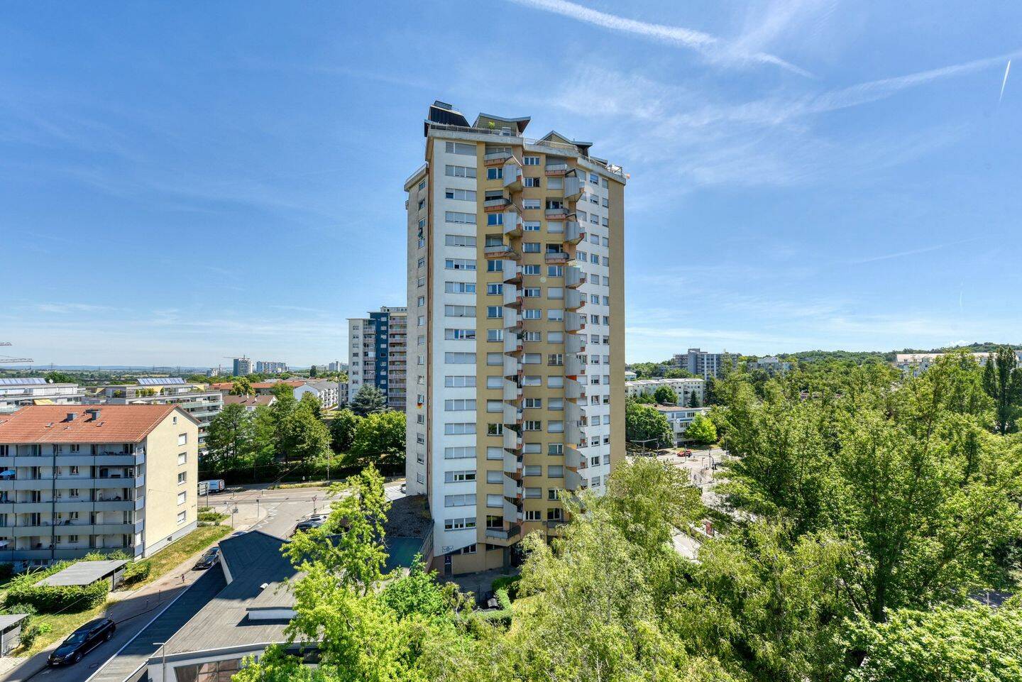 +++ 8.OG mit Fernblick & Süd/Ost-Balkon – bequemes Wohnen – ÖPNV & Geschäfte vor der Tür – sanierungsbedürftig +++ – 70437 Stuttgart – Vorschaubild 4
