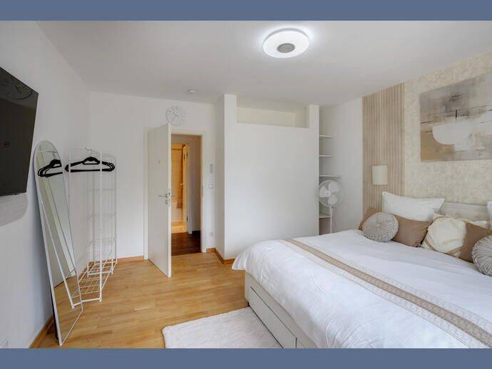 Möbliert:  Balkonwohnung mit Blick in den Gemeinschaftsgarten – München – Vorschaubild 3