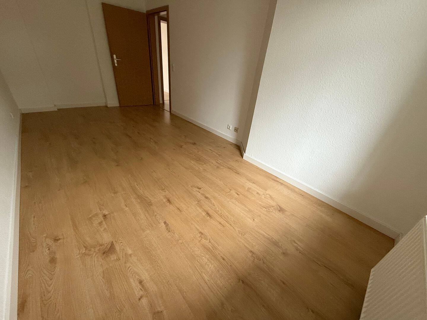 Frei ab 1.10.26 –  EBK /  1. Og / Balkon / kleines Arbeitszimmer – Chemnitz – Vorschaubild 4