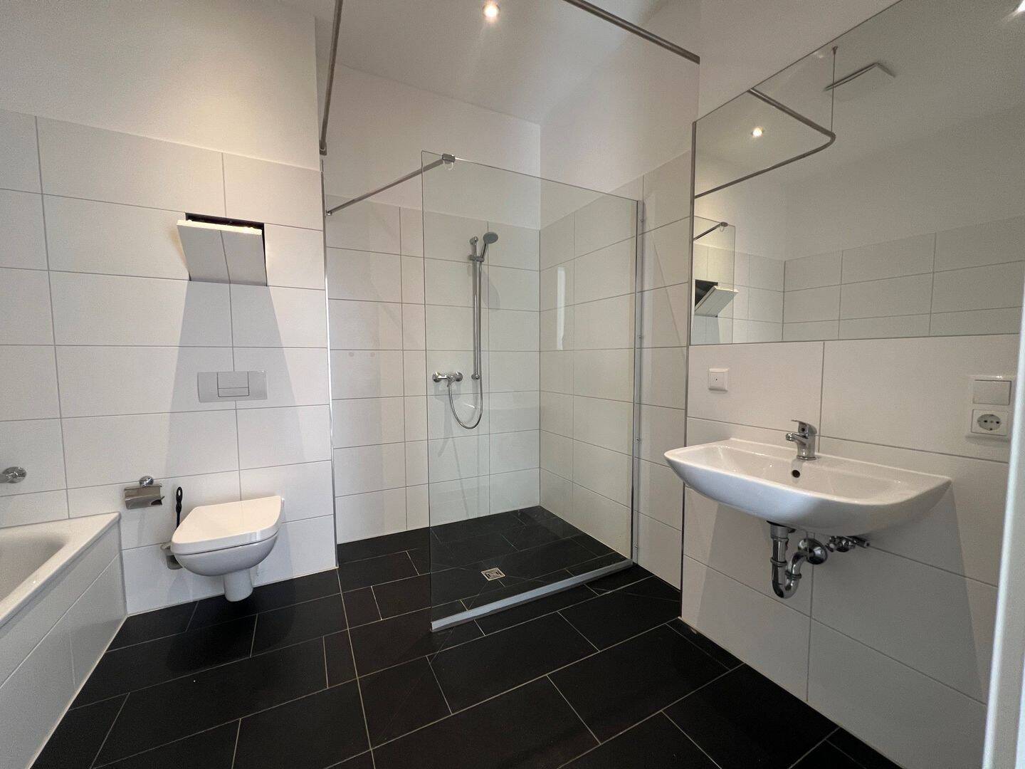 Frei ab 1.10.26 / Balkon an der Küche / Wanne + Dusche / hochwertig saniert u.v.m. – Chemnitz – Vorschaubild 3