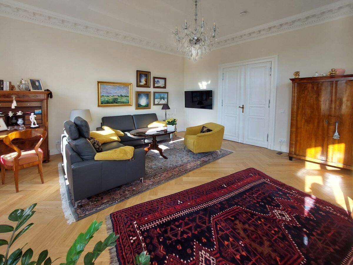 Bezugsfertig! Hochwertig sanierte Altbauwohnung mit Aufzug, Stuck, Parkett und Südbalkon – Berlin – Vorschaubild 3
