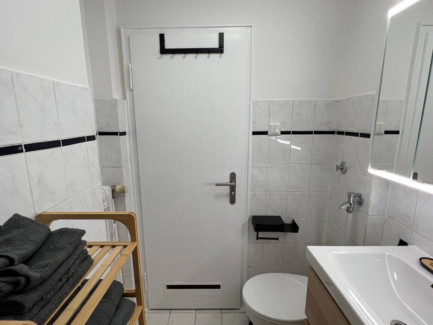 gemütliches Apartment: U-Bahn Nähe, kürzlich saniert und möbliert, all inclusive (Nebenkosten + Internet + Strom) – München – Vorschaubild 3