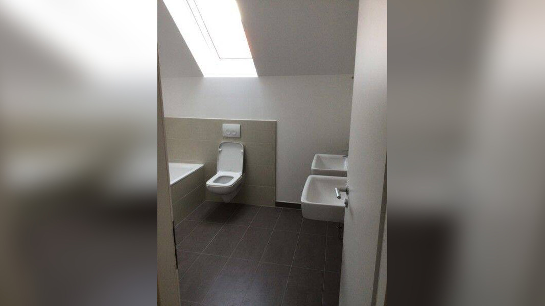 Dachgeschoss-Wohntraum mit EInbauküche! – München – Vorschaubild 3