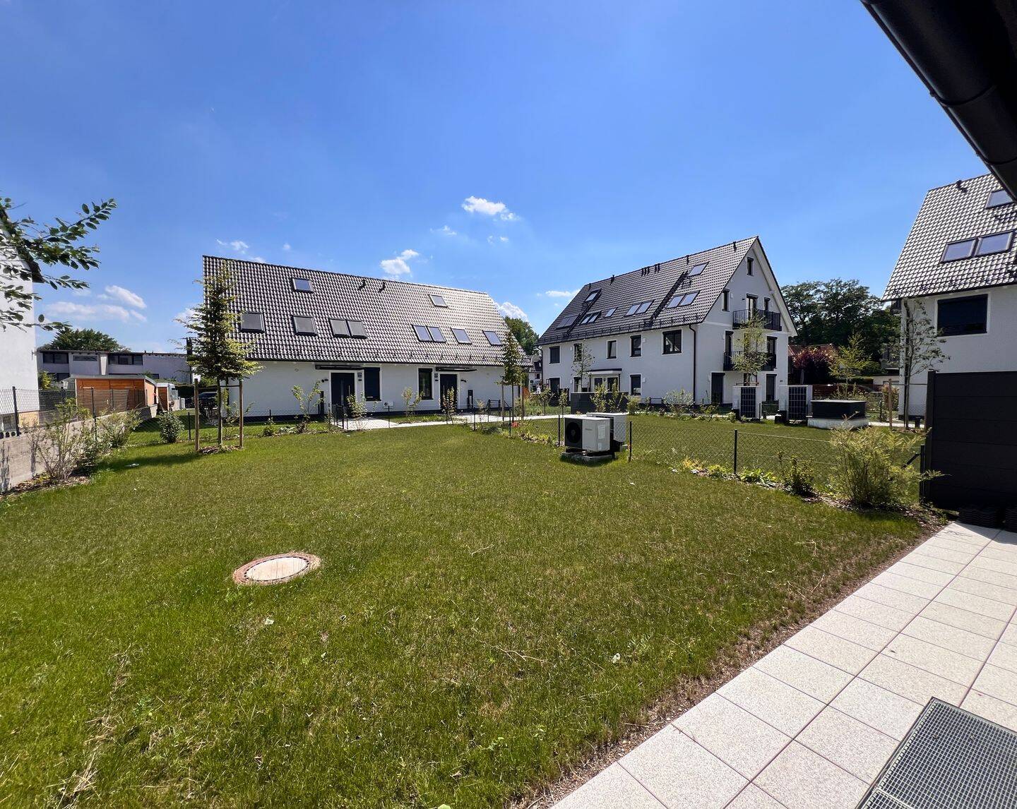 NEUBAU-Doppelhaushälfte mit wohnlich ausgebautem Souterrain (+ 2. Bad) und großem, sonnigen Garten – 80995 München – Vorschaubild 3
