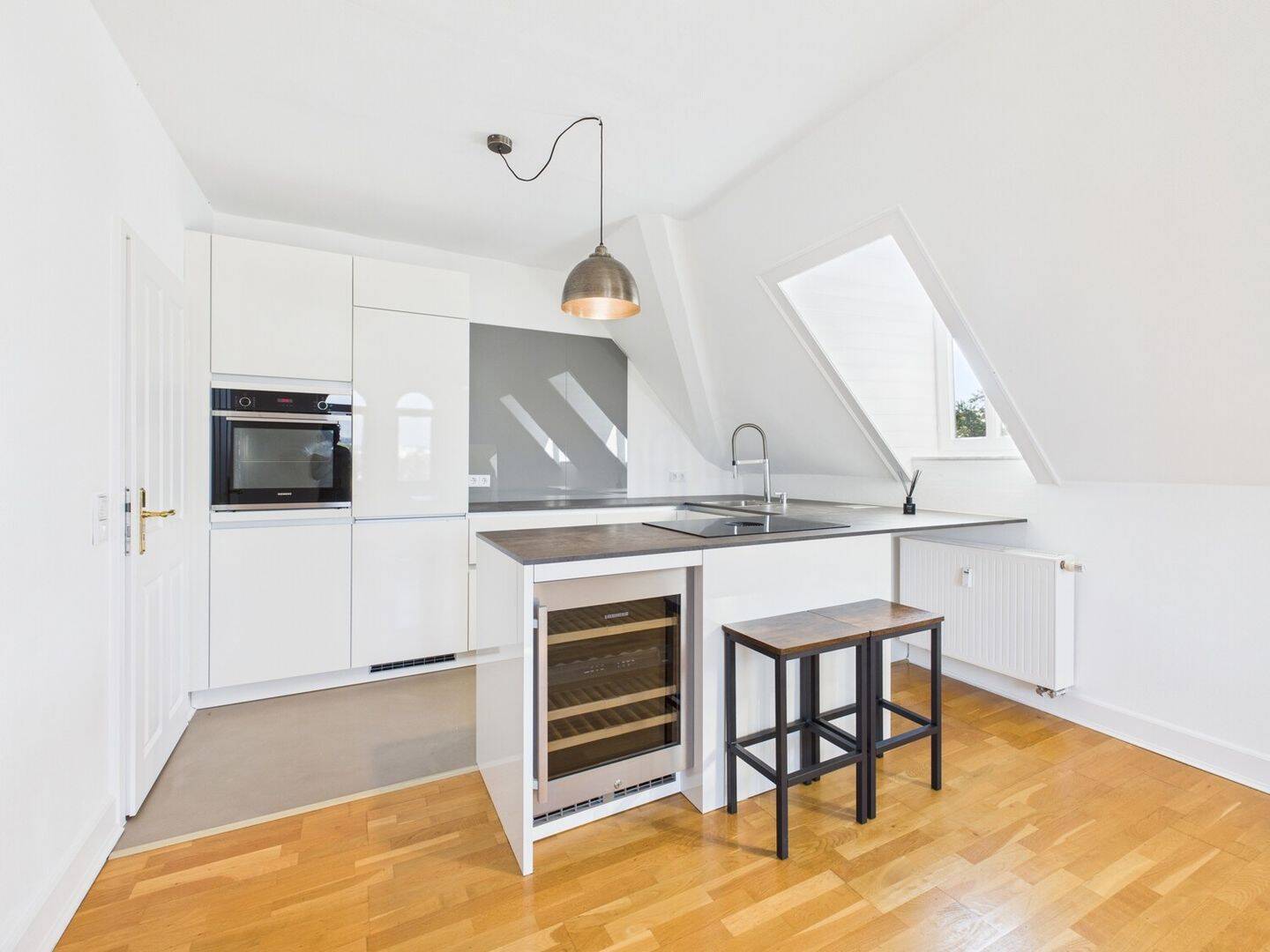 2. OG! Hochwertige und charmante Dachgeschosswohnung mit grandioser Panoramaterrasse – 65193 Wiesbaden – Vorschaubild 3