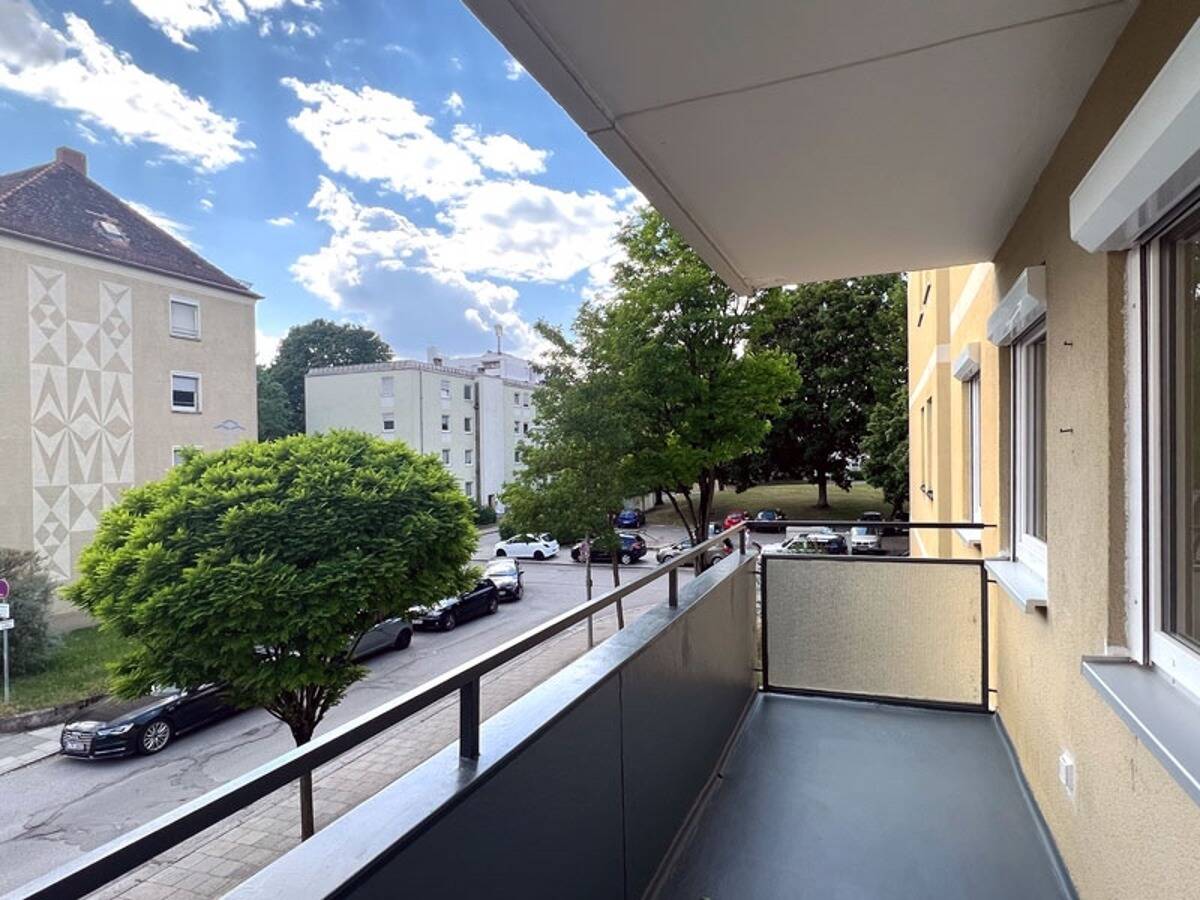 Möblierte 4-Zimmer Wohnung mit zwei Balkonen in München-Freimann – München – Vorschaubild 3