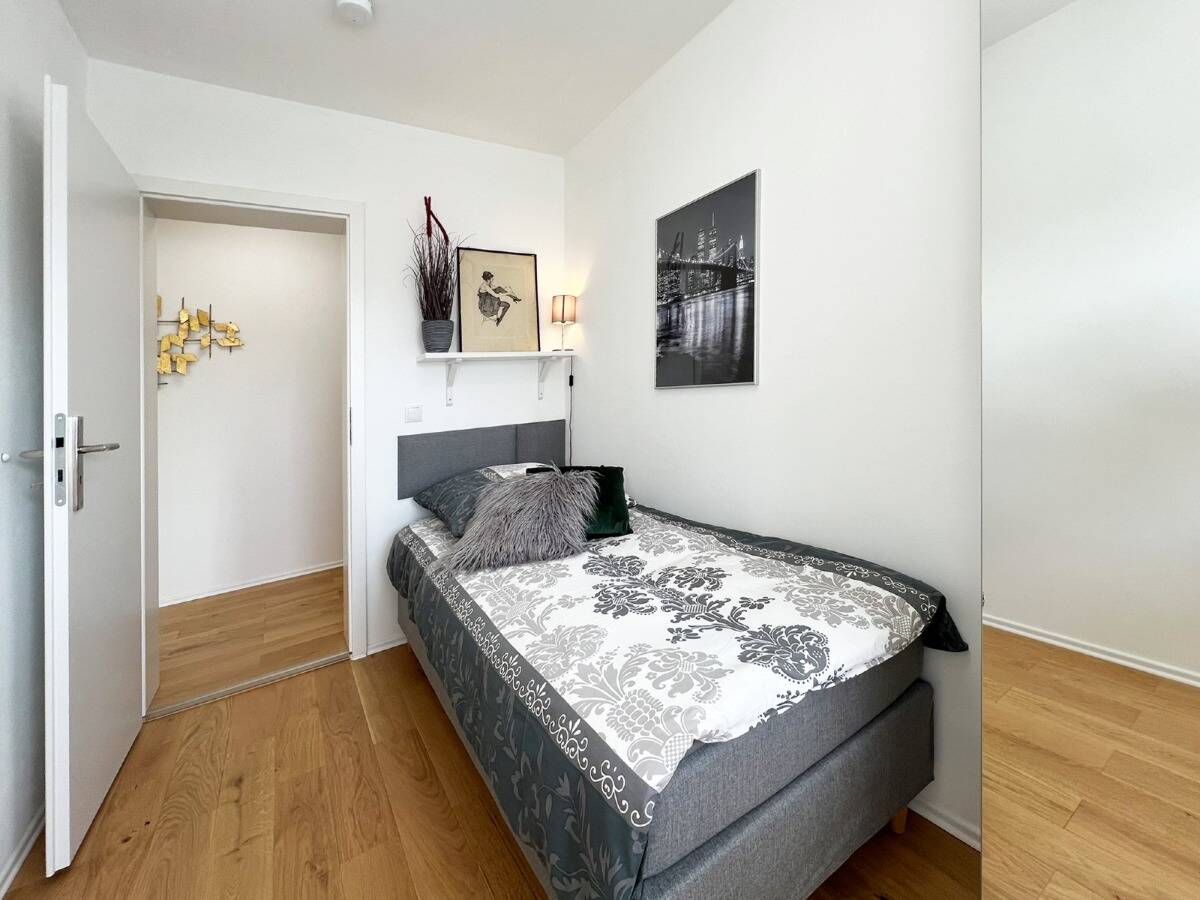 Möblierte 4-Zimmer Wohnung mit zwei Balkonen in München-Freimann – München – Vorschaubild 4
