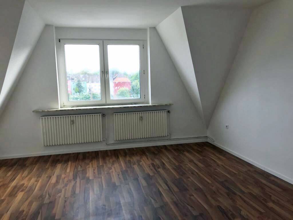 ***Große Dachgeschoßwohnung in ruhiger Lage sucht nette Mieter*** – 45143 Essen – Vorschaubild 3