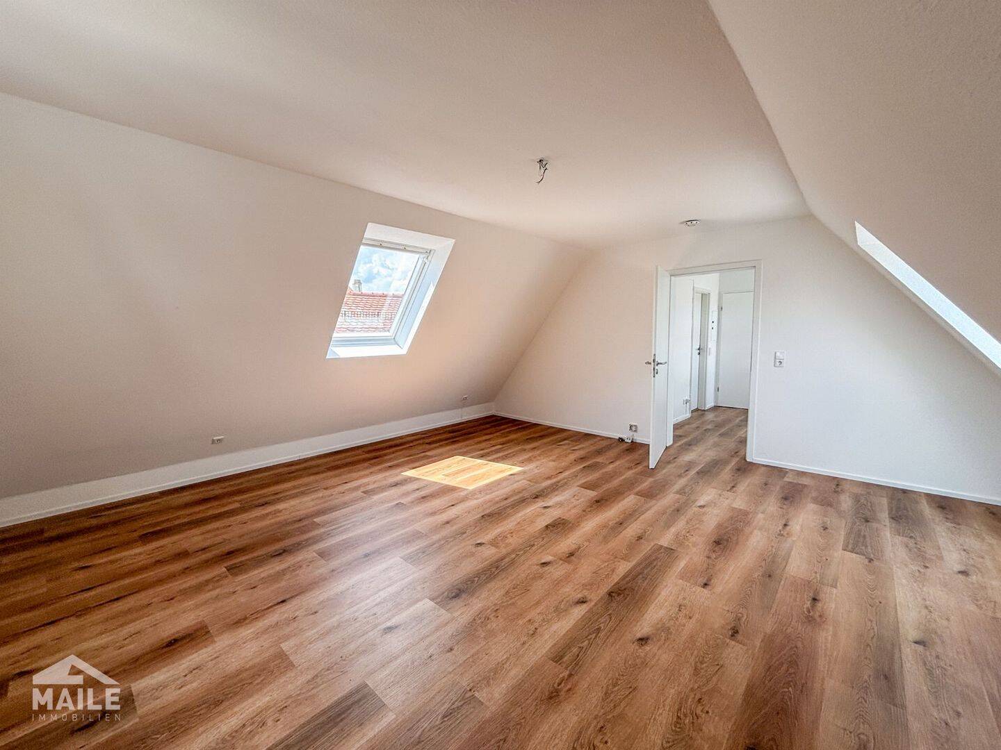 Helle 1,5-Zimmer-Dachgeschosswohnung mit Einbauküche in der schönen Cannstatter Altstadt – 70372 Stuttgart – Vorschaubild 3