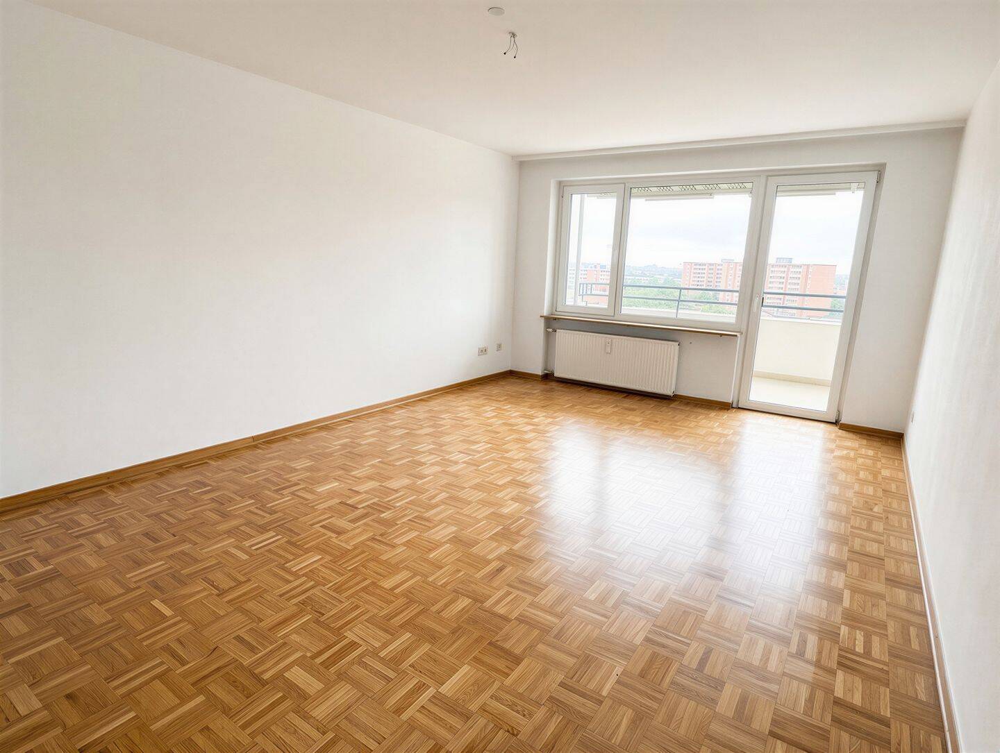 Fernblick über Hannover – gepflegte 3-Zimmer-Wohnung mit großem Balkon und 2 Bädern – 30659 Hannover – Vorschaubild 3