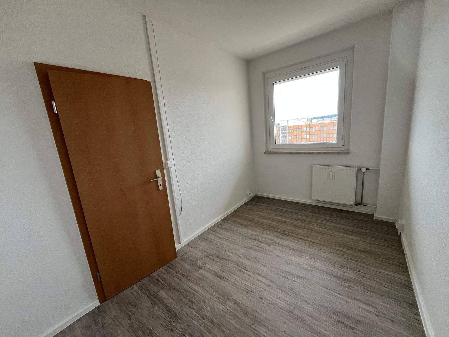 Über den Dächern Zwickaus | 4 Sanierte Zimmer inkl. EBK – 8058 Zwickau – Vorschaubild 4