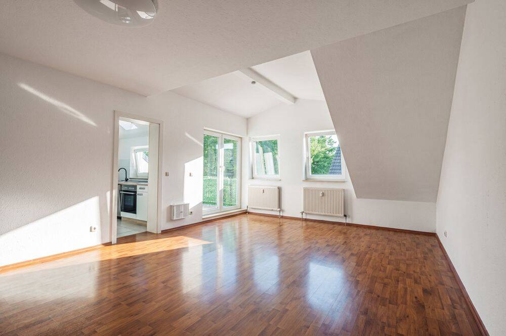 Ruhig gelegene, preislich attraktive 3-Zimmer-Dachwohnung mit zwei PKW-Stellplätzen in Feldrandlage – 55129 Mainz – Vorschaubild 3