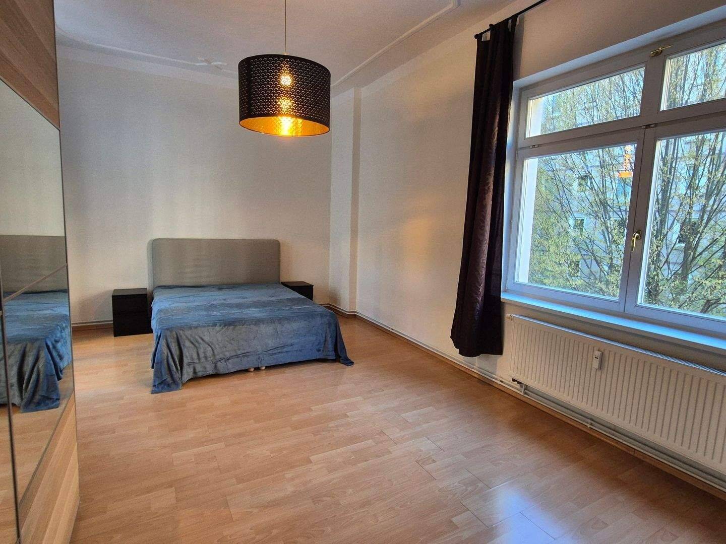 Bezugsfreie lichtdurchflutete 2-Zimmer-Wohnung (leicht in 3-Zimmer zu erweitern) mit hohen Stuckdecken – 10247 Berlin – Vorschaubild 3