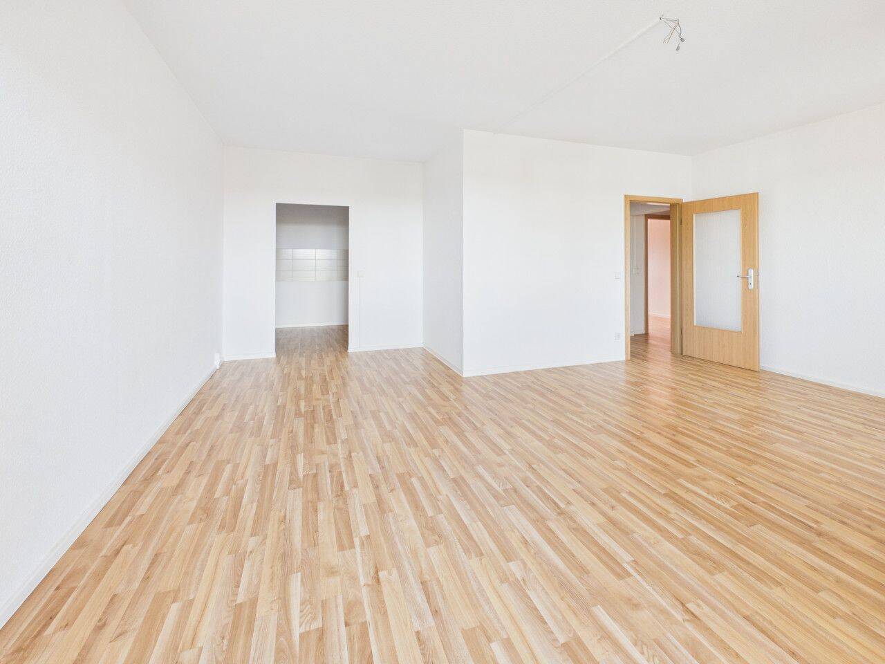 Top saniert mit großem Balkon und super Weitblick! ** Aufzug ** – Chemnitz – Vorschaubild 3