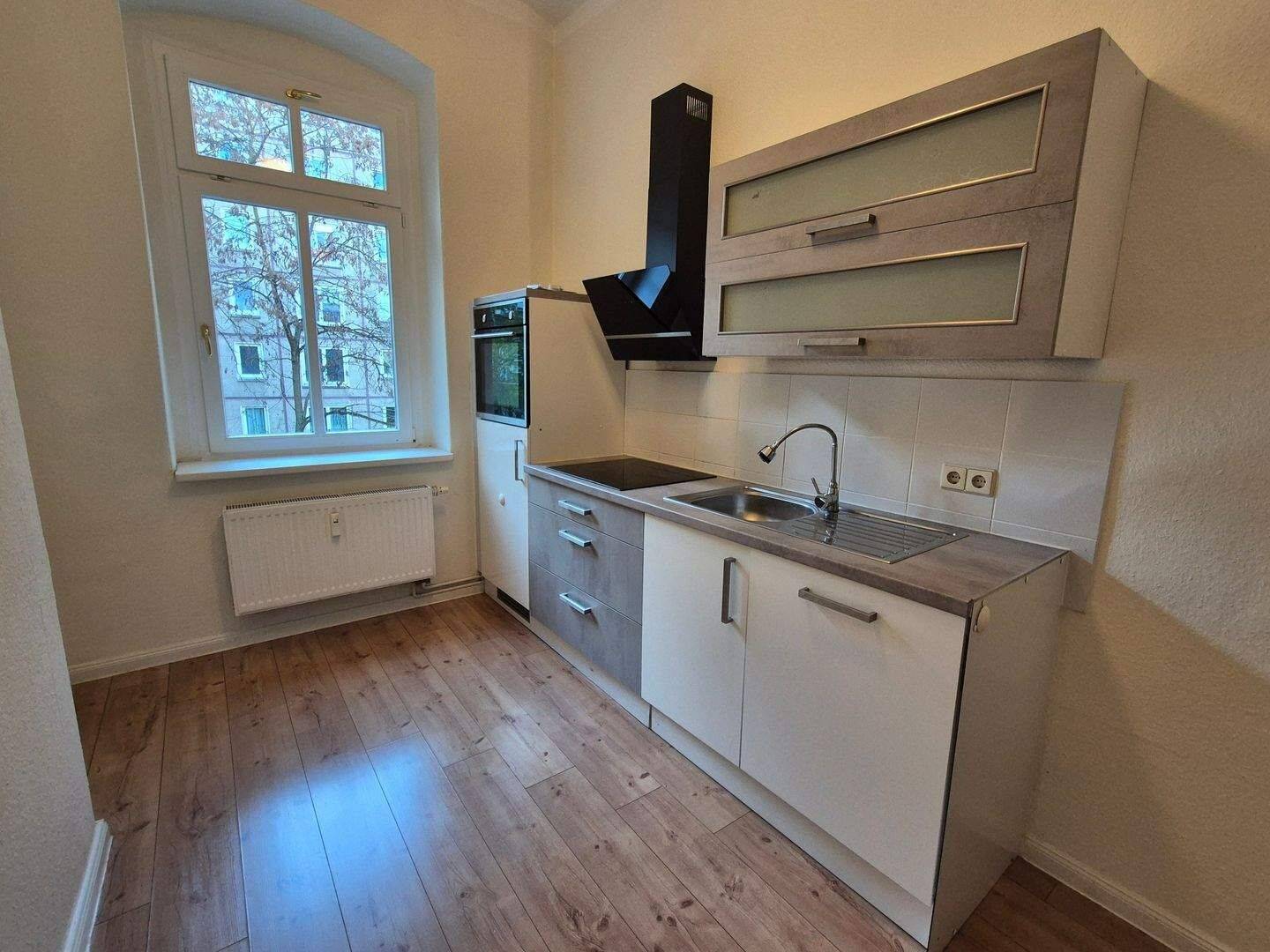 Bezugsfreie lichtdurchflutete 2-Zimmer-Wohnung (leicht in 3-Zimmer zu erweitern) mit hohen Stuckdecken – 10247 Berlin – Vorschaubild 4