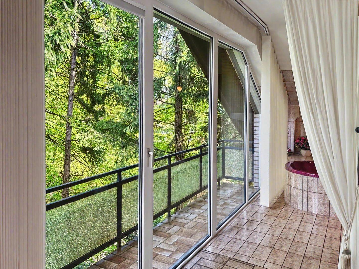 Exklusiv: Offenes Wohnkonzept mit Blick ins Grüne! Dachgeschosswohnung in Solingen-Wald inkl. Garage – 42655 Solingen – Vorschaubild 5