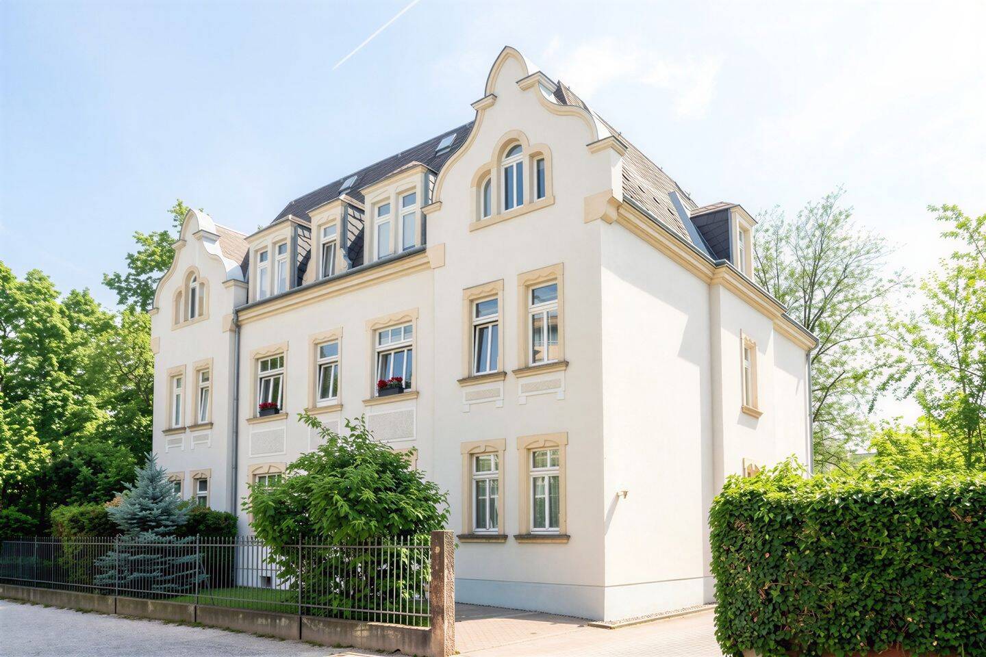 +++ Bezugsfrei! Moderne 3-Zimmer-Wohnung mit Stellplatz und ca. 130 m² eigenem Garten +++ – 1277 Dresden – Vorschaubild 3