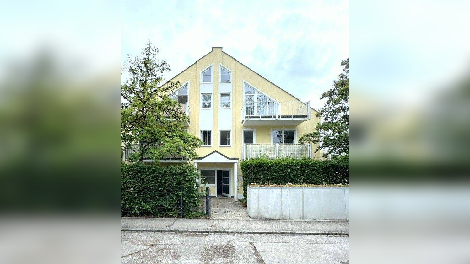 Brück Immobilien – Oberstes Stockwerk –  Sehr gepflegte 1 Zi.-DG-Wohnung mit Süd/Ost-Balkon – 81827 München – Vorschaubild 3