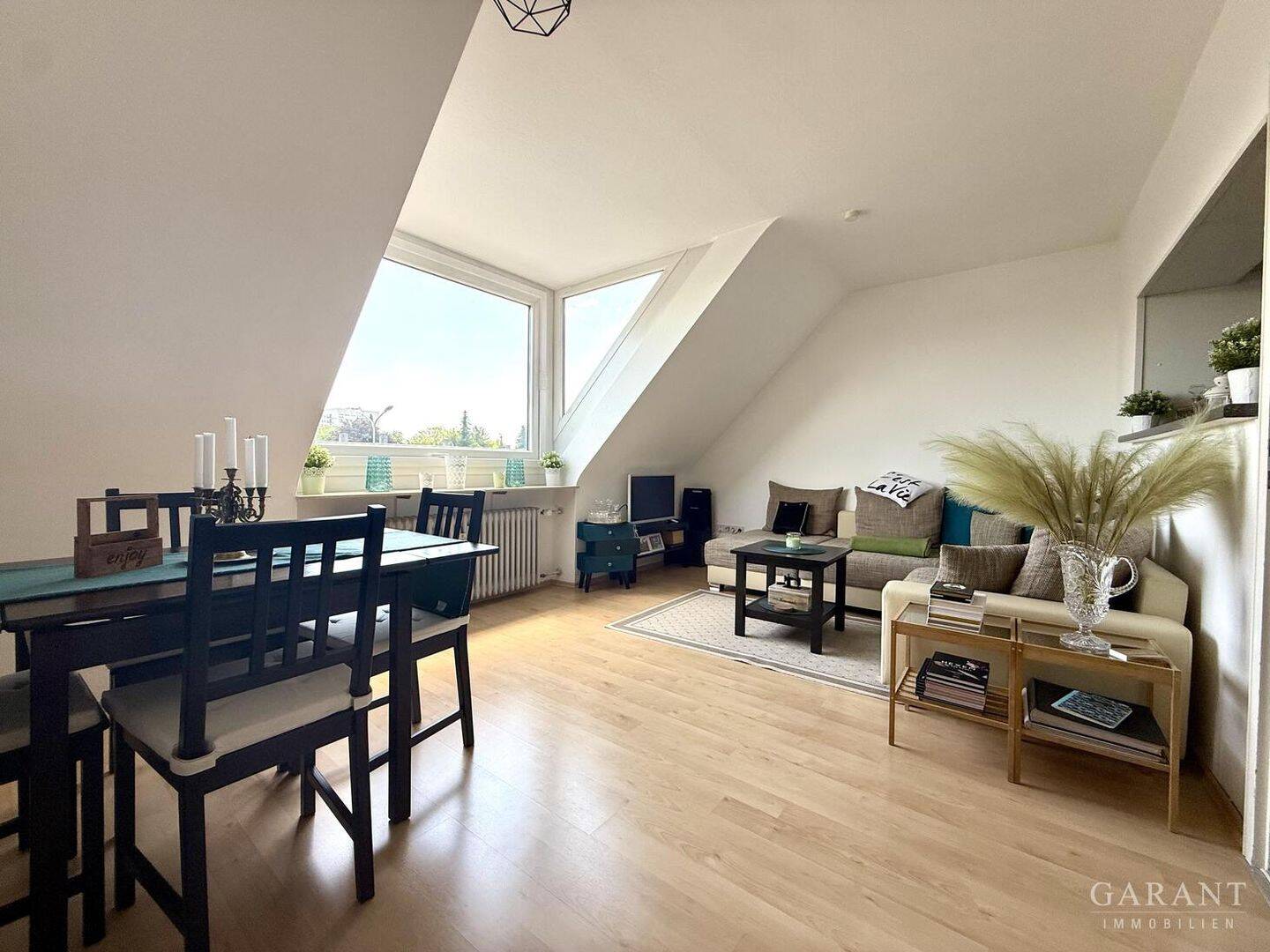 Sonnige Dachgeschosswohnung mit besonderem Flair – 81375 München – Vorschaubild 3