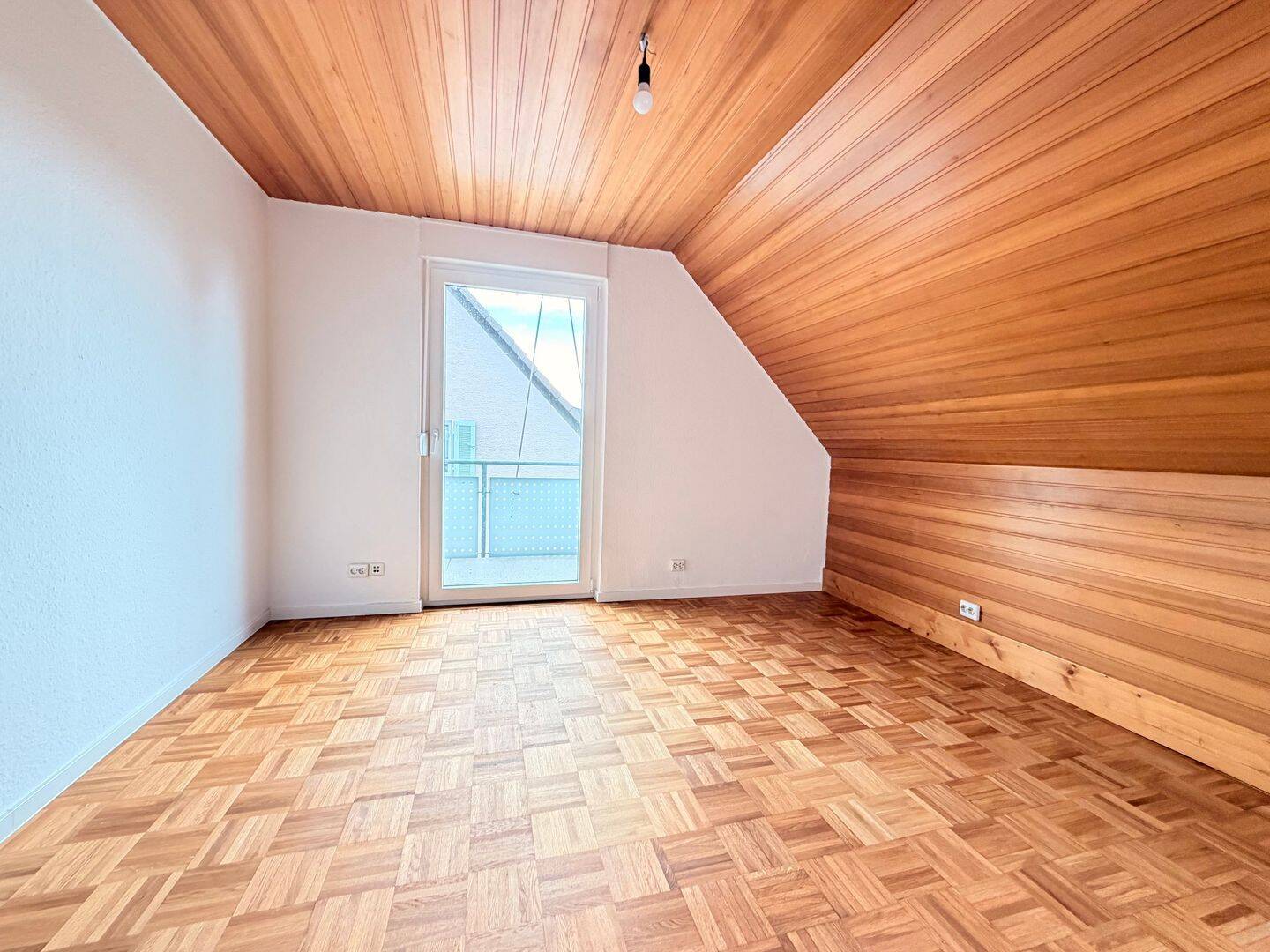 Charmante 3,5 Zimmer-DG-Wohnung mit ausgebauter Bühne in Bad Cannstatt – 70374 Stuttgart – Vorschaubild 3