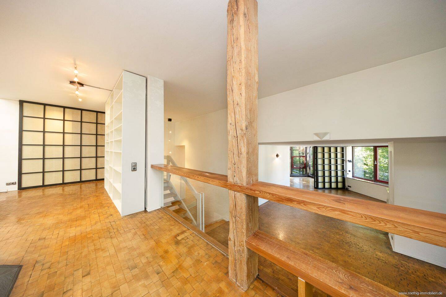 Einzigartige Maisonettewohnung in Architekten-Baudenkmal mit Tiefgarageneinzelstellplatz, zwei Terrassen & eigenem Atelier im Untergeschoss – 81479 München – Vorschaubild 3