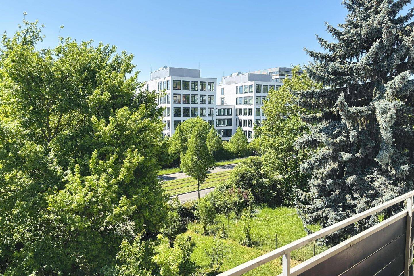 Freie 2-Zimmer-Wohnung mit Balkon und Garage in Bad Cannstatt – 70376 Stuttgart – Vorschaubild 4