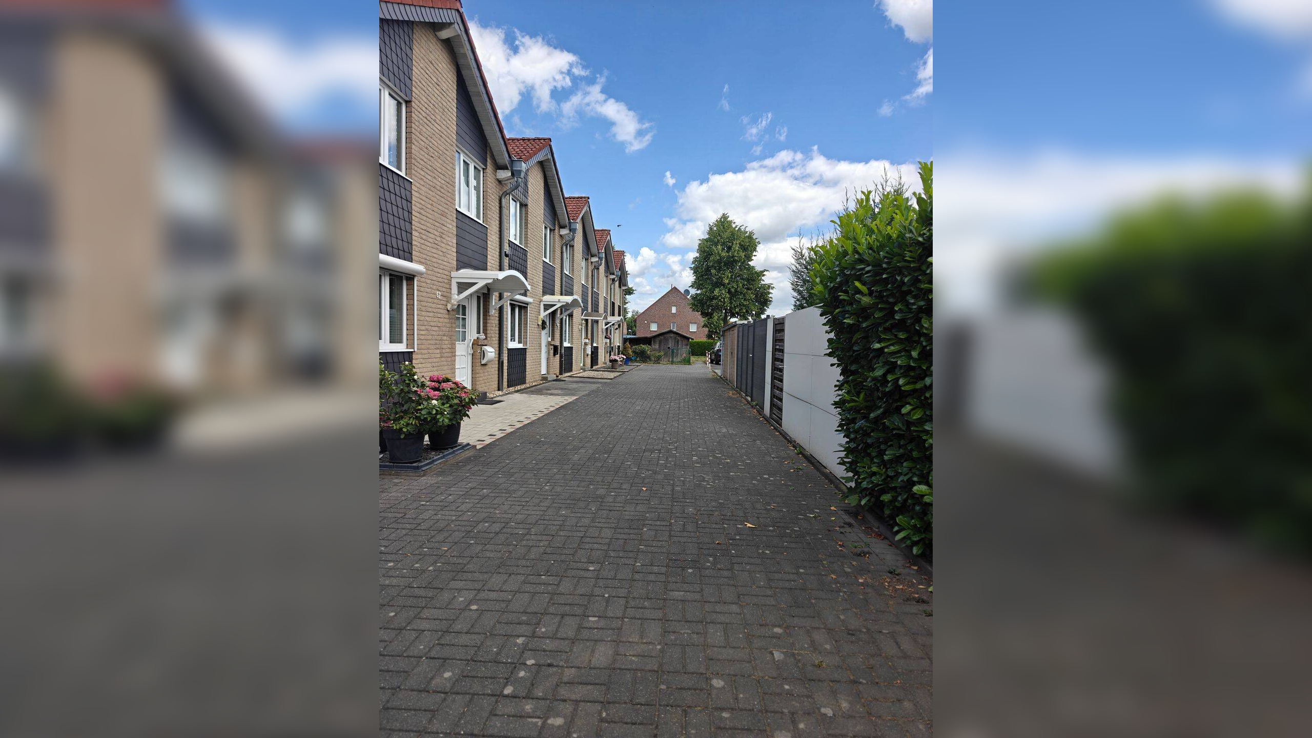 Zuhause ist Familienglück: Ruhiges Wohnen mit überdachter Terrasse & 2 Stellplätzen, Kempener Feld – 47804 Krefeld – Vorschaubild 3