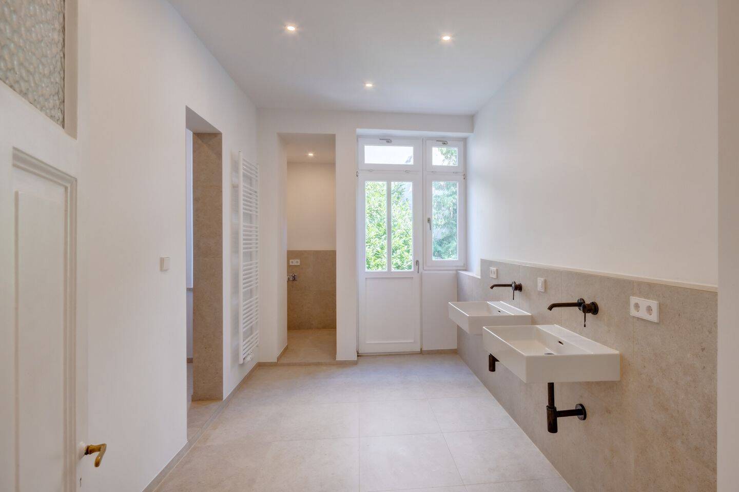 PROVISIONSFREI VOM BAUTRÄGER – SANIERTER ALTBAU MIT HISTORISCHEM FLAIR: ELEGANTE 3-ZIMMER-WOHNUNG – 80809 München – Vorschaubild 3