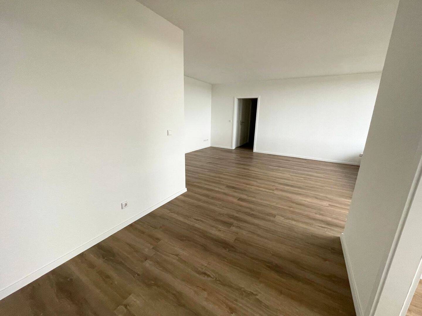 Renovierte 3-Zimmer-Wohnung: moderne Ausstattung, Balkon, neues Wannenbad, separate Küche, sep. WC – 51145 Köln – Vorschaubild 3