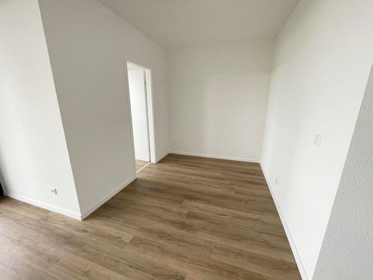Renovierte 3-Zimmer-Wohnung: moderne Ausstattung, Balkon, neues Wannenbad, separate Küche, sep. WC – 51145 Köln – Vorschaubild 5