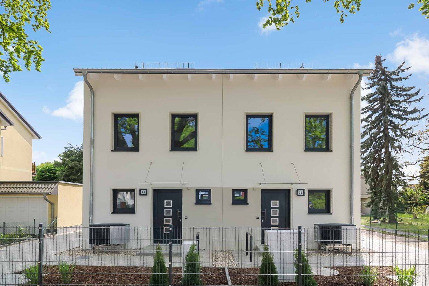 Lichtdurchflutetes Familienparadies: Ihr neues A+ Traumhaus auf 3 Etagen – 12683 Berlin – Vorschaubild 3