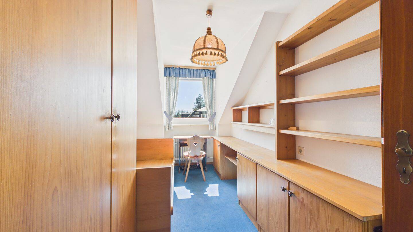 HEGERICH: Renovierungsbedürftige 3-Zimmer-Dachgeschosswohnung mit zwei Balkonen in Obergiesing – 81549 München – Vorschaubild 3
