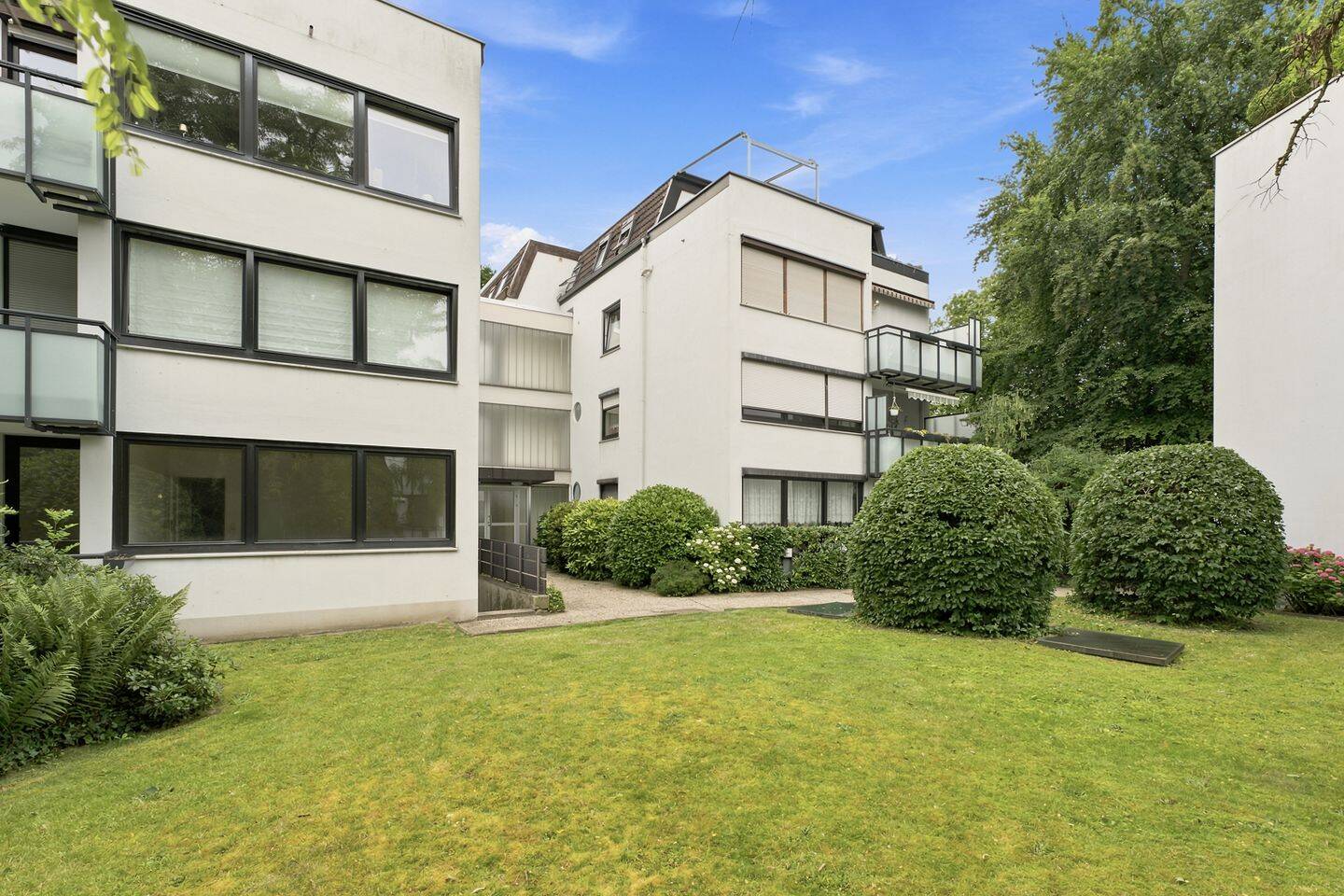 Stilvoll wohnen auf einer Ebene – modernisierte 3 Zimmer Wohnung mit Tiefgaragenstellplatz – 28211 Bremen – Vorschaubild 3