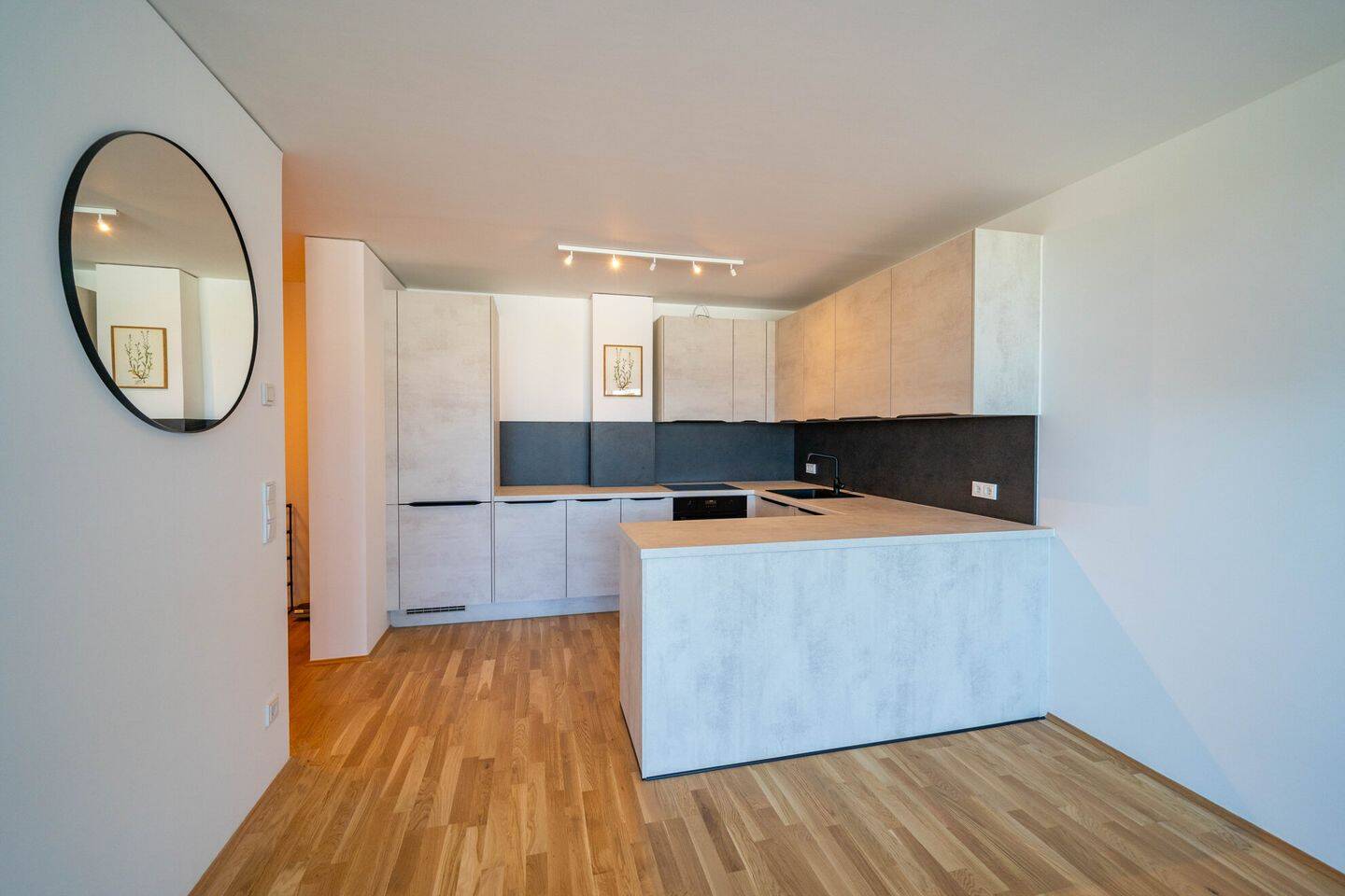 Attraktive 2-Zimmer-Wohnung im 12. Stock mit Weitblick – 93051 Regensburg – Vorschaubild 3