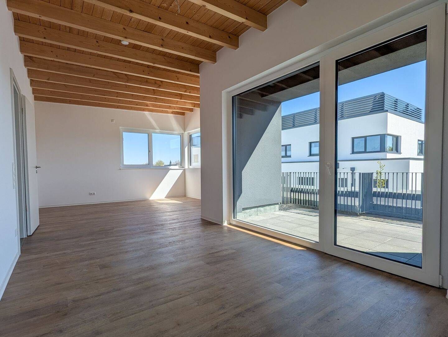 Moderne 3-Zimmer-Penthousewohnung mit Südbalkon und nachhaltigem Energiekonzept mit Warmmiete – 33609 Bielefeld – Vorschaubild 3