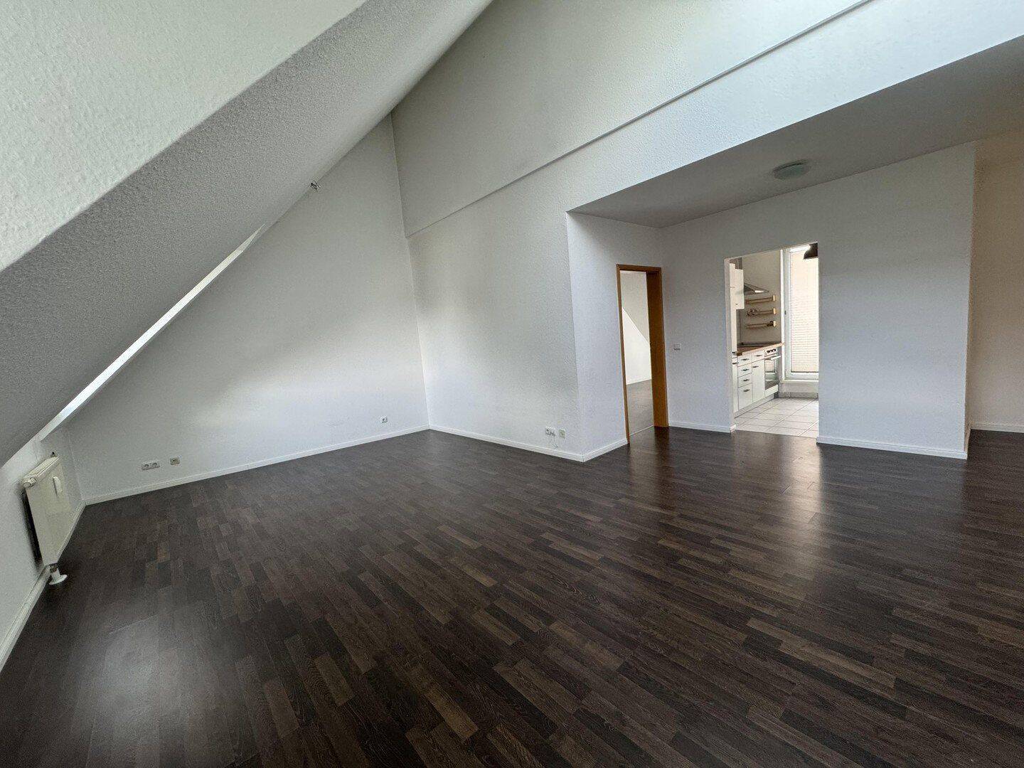 stilvolle 2-Zimmer-DG-Wohnung mit beeindruckender Raumhöhe – zentral in Mz-Kastel, von privat – 55252 Wiesbaden – Vorschaubild 3