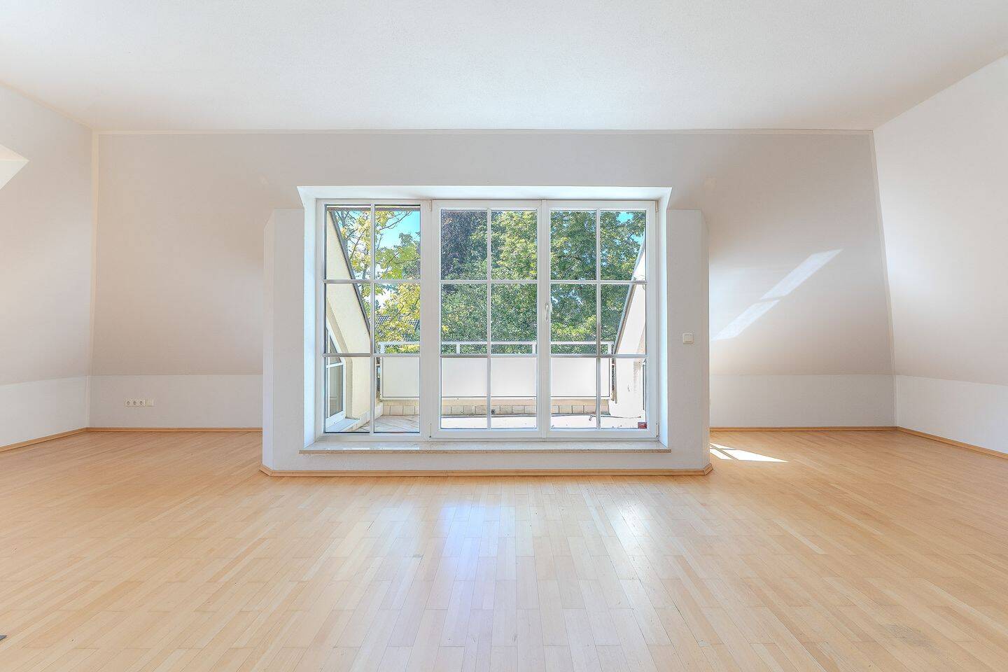 Eingebettet im Grünen – stilvolle 3-Zimmer-Dachgeschosswohnung mit Südterrasse – 81827 München – Vorschaubild 3