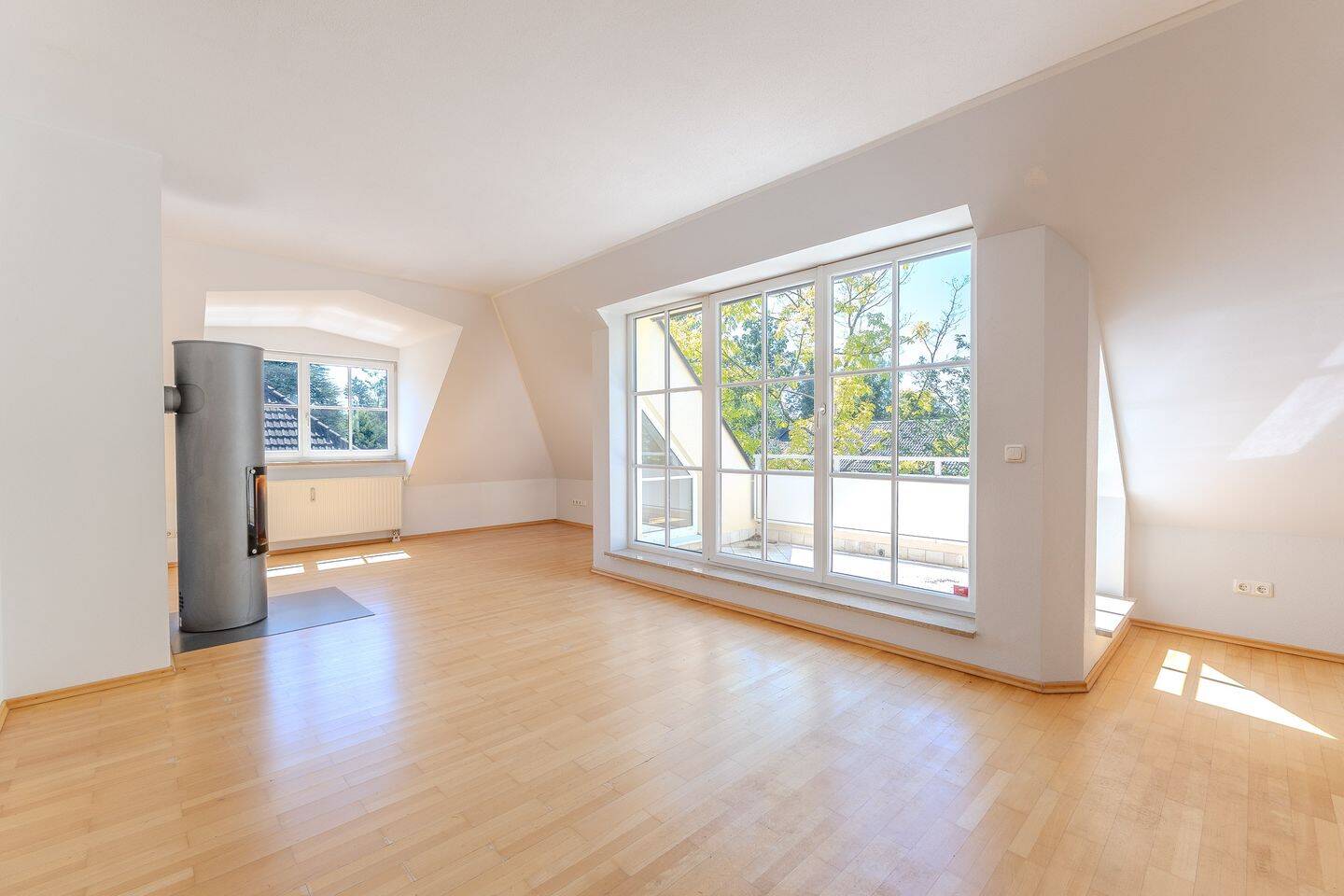 Eingebettet im Grünen – stilvolle 3-Zimmer-Dachgeschosswohnung mit Südterrasse – 81827 München – Vorschaubild 4