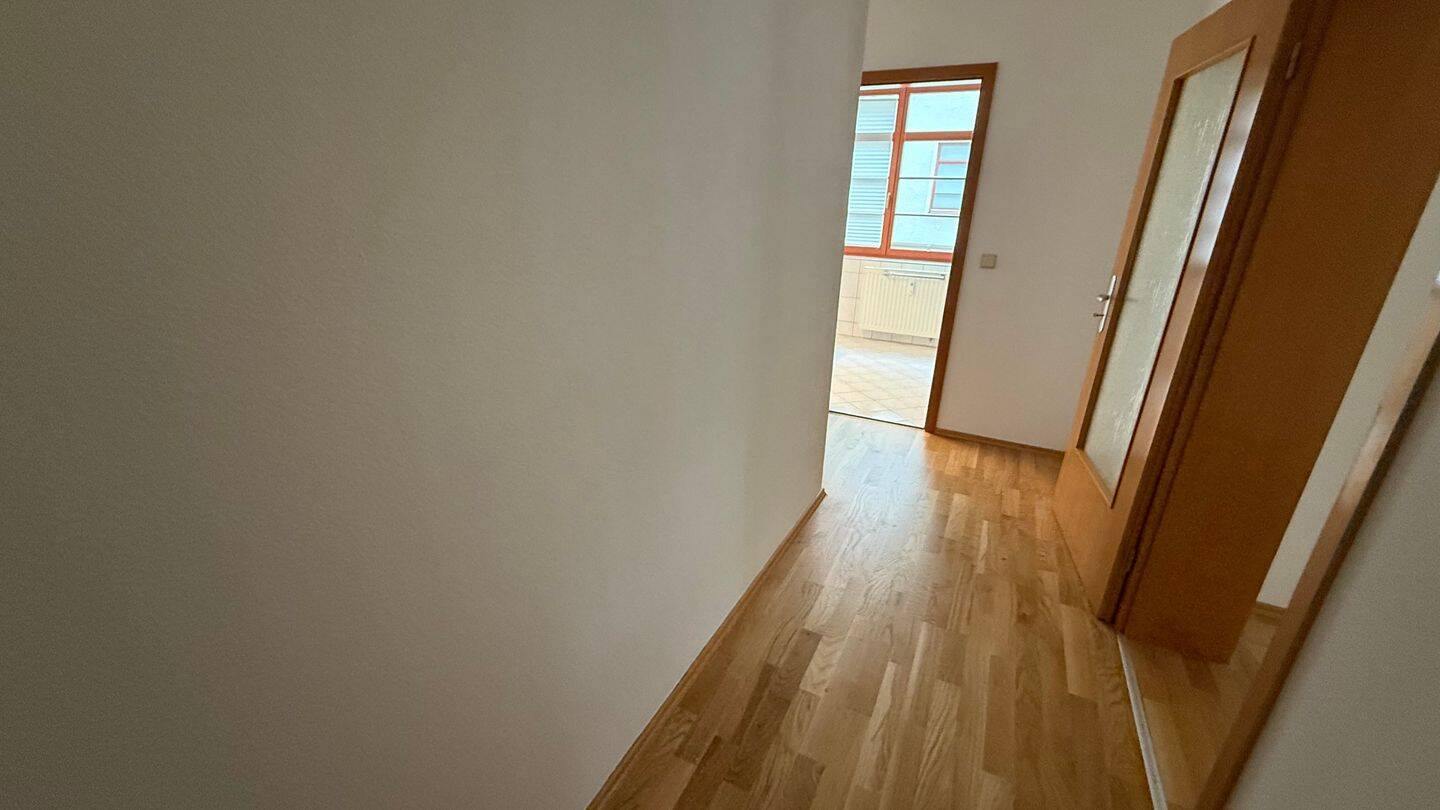 Nachmieter ab 1.10. gesucht ! Moderne EBK – Tageslichtbad – im 1.OG ! – Chemnitz – Vorschaubild 3